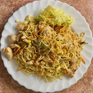 Makaron pszenny smażony z kurczakiem