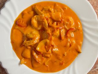 Krewetki z curry czerwonym