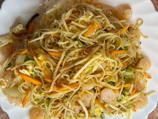 Makaron pszenny smażony z krewetkami