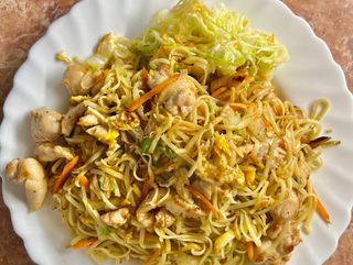 Makaron pszenny smażony z kurczakiem