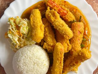 Paluszki surimi w sosie pikantnym