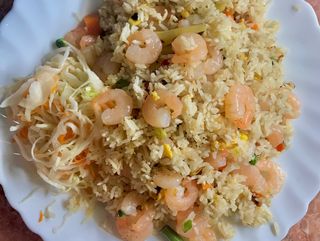 Ryż smażony z jajkiem i krewetkami