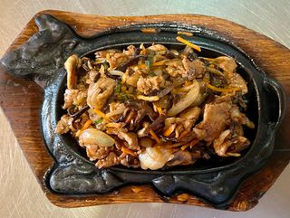 Wieprzowina na gorącym półmisku