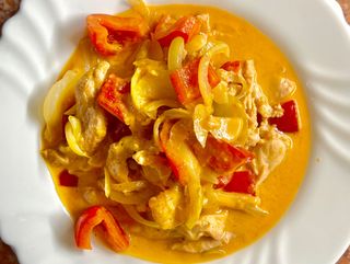 Kurczak z curry czerwonym