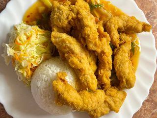 Kurczak w cieście w sosie pikantnym