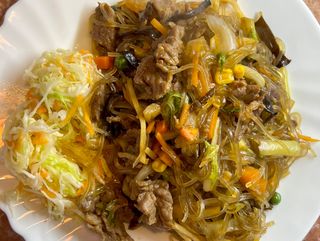 Makaron z manioku smażony z wołowiną