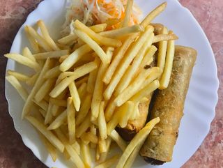 Sajgonki z surówką i frytkami