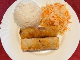 Sajgonki z ryżem i surówką