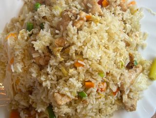 Ryż smażony z jajkiem i kurczakiem