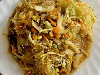 Makaron z manioku  smażony z jarzynami