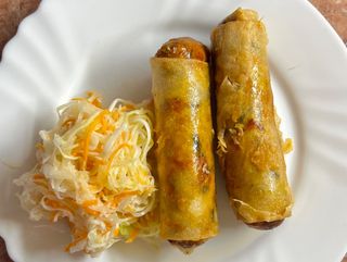 Sajgonki 2 szt. z surówką