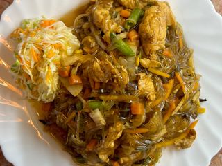 Makaron z manioku z kurczakiem