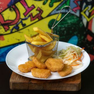 Nuggetsy z kurczaka z frytkami i surówką
