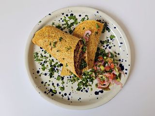 Naleśniki z soczewicy z pastą z czerwonej fasoli, salsą pomidorową i jalapeno