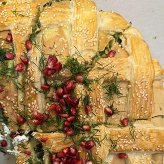 Tort naleśnikowy ze szpinakiem i masłem orzechowym