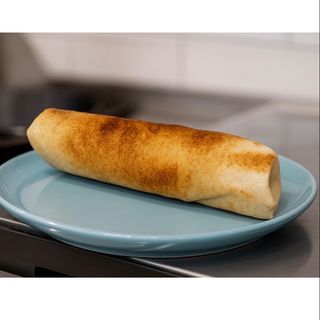 Rollo frytkami i surówka