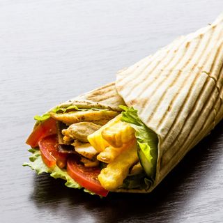 Kebab z frytkami na cienkim