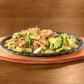 Polędwice na gorącym półmisku po pekińsku