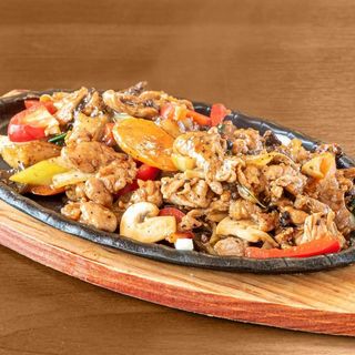 kurczak na gorącym półmisku z liśćmi cytryny