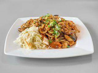 Makaron udon z kurczakiem i warzywami