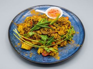 Ryż smażony na żółtym curry z krewetkami