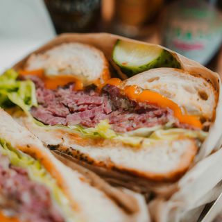 Ach Stary (pastrami) + frytki