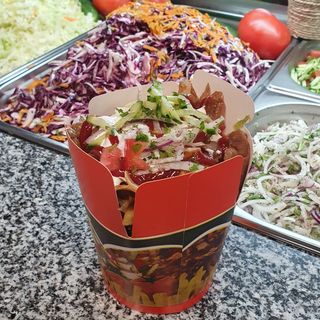 Średni Box z frytkami i surówkami 