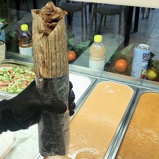 Rollo Meqa z frytkami i surówkami 