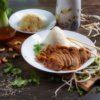 55. Filet z kaczki z surówką i lekko pikantnym sosem