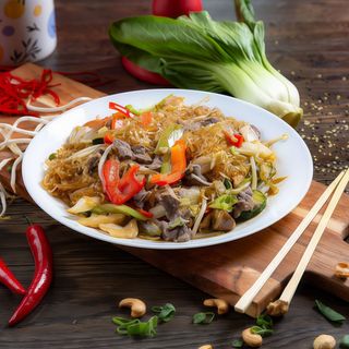 84b. Makaron sojowy z wołowiną i warzywami