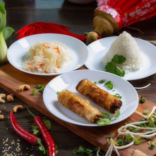 3. Sajgonki 2szt. z surówką i białym ryżem