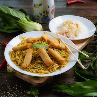 6. Sajgonki 8szt. z surówką i makaronem