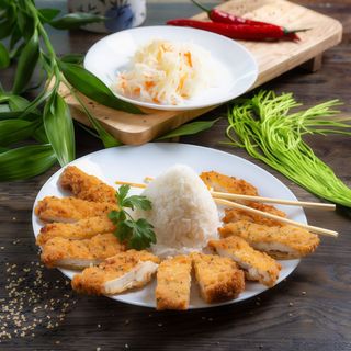 38. Kurczak w cieście sezamowym, surówka