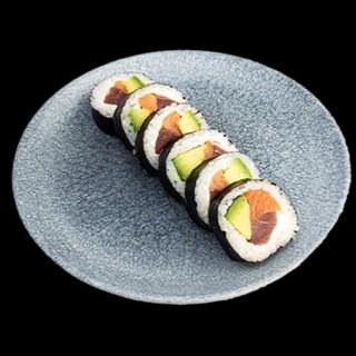 Futomaki łosoś tuńczyk i awokado