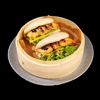 Sandwich gua bao z łososiem w tempurze 2 szt