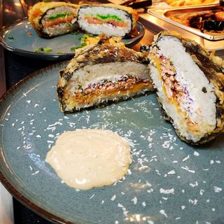 Sushi burger z pieczonym łososiem