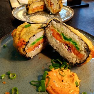 Sushi burger z surowym łososiem