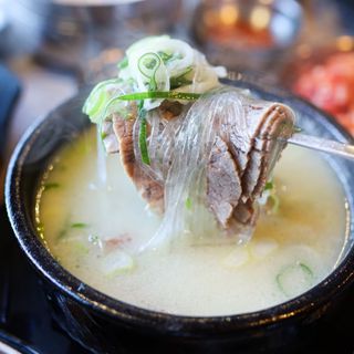 Koreańska zupa wołowa