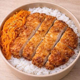 udko kurczaka z kimchi na ryżu