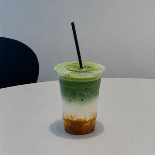Karmelowa Matcha Latte