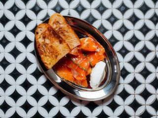 Gravlax z kozim serem i focaccią