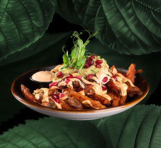 Frytki z batatów z szarpaną wołowiną, salsą awokado i kolendrą 400g