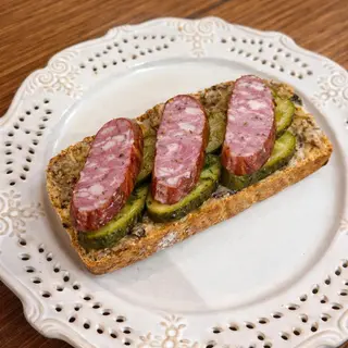 Pajda ze smalcem pieczonym+kiełbasa+ogórek