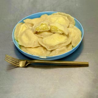 PIEROGI UKRAIŃSKIE Z ZIEMNIAKAMI I SEREM NA SŁONO 12 SZT