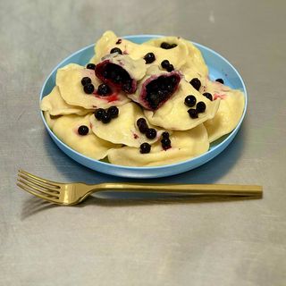 PIEROGI Z JAGODAMI PORCJA 12 SZT.