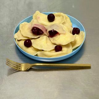 PIEROGI Z WISNIAMI PORCJA 12 SZT.