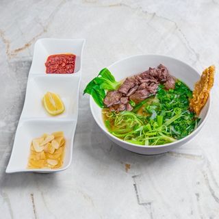 Pho wołowiną parzoną i długo gotowaną