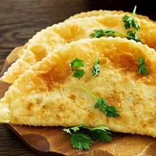 Pierog XXL z serem żółtym, pieczarkami i szynką