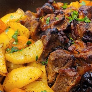 Karkówka z pieca z ziemniakami i surówką 