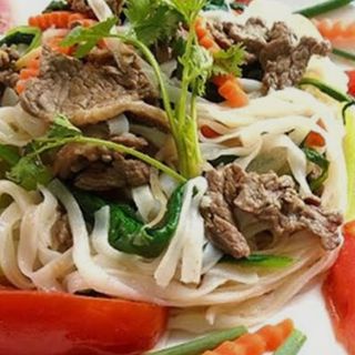 Makaron ryżowy z wieprzowina 550 gr